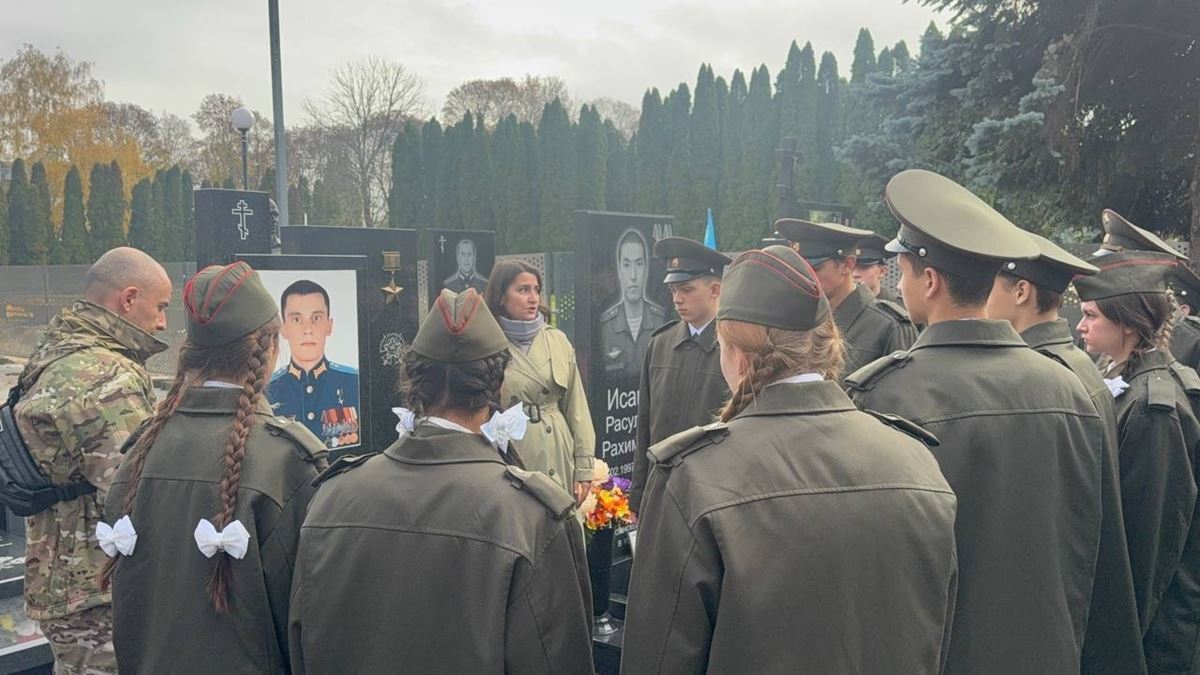 Участник СВО провел урок патриотизма на Посту №1 Участник СВО провел урок патриотизма на Посту №1