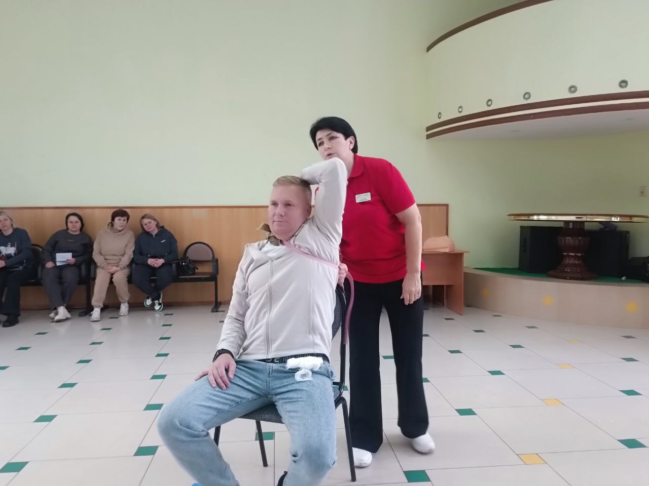 Сотрудники Территориального центра медицины катастроф Курской областной больницы провели мастер-класс по обучению первой помощи для жителей Поныровского района Сотрудники Территориального центра медицины катастроф Курской областной больницы провели мастер-класс по обучению первой помощи для жителей Поныровского района