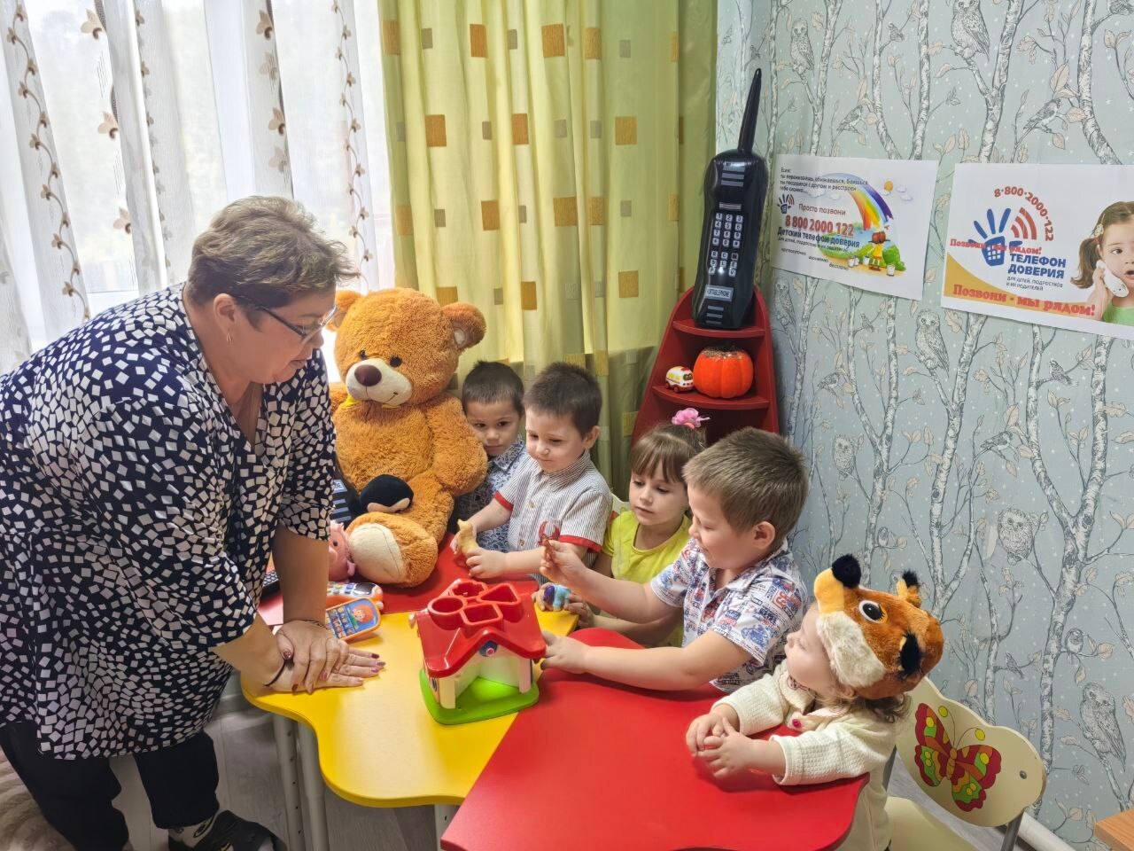 В Охочевском центре «Непоседы» в рамках Комплекса мер «Развитие системы обеспечения безопасности детей, пострадавших от жестокого обращения» прошло познавательное занятие «Позвони – мы рядом!» В Охочевском центре «Непоседы» в рамках Комплекса мер «Развитие системы обеспечения безопасности детей, пострадавших от жестокого обращения» прошло познавательное занятие «Позвони – мы рядом!»