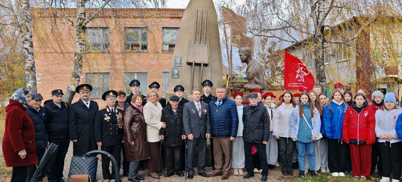 Олег Быковский: Сегодня, 29 октября 2025 года, в Октябрьском районе прошел траурный митинг, посвященный памяти погибших на линкоре «Новороссийск»