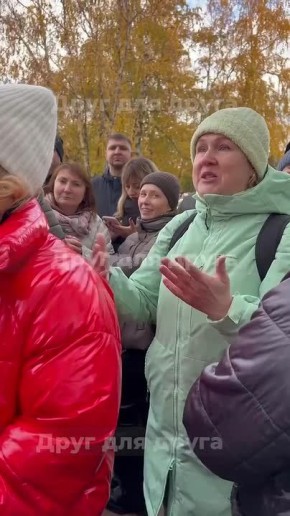 Спокойное стояние в очереди за билетами на спектакль с участием Владимира Машкова было нарушено громкими криками