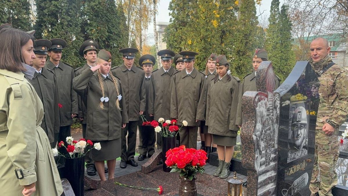 Участник СВО провел урок патриотизма на Посту №1 Участник СВО провел урок патриотизма на Посту №1