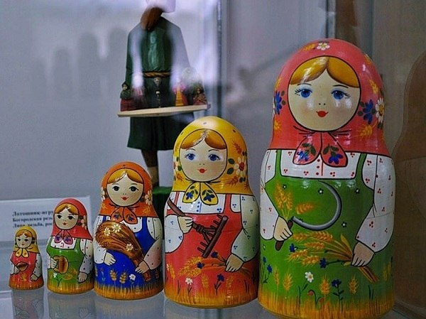 Матрёшка — это не только традиционная русская игрушка, но и символ народного искусства Матрёшка — это не только традиционная русская игрушка, но и символ народного искусства