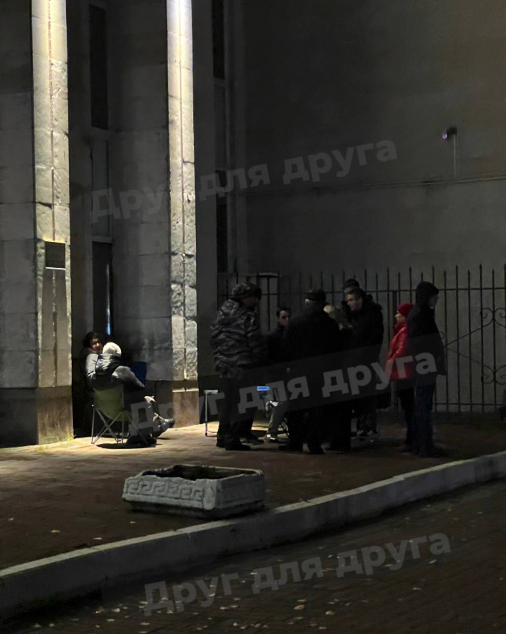 Перед кассой Курского драматического театра уже выстраивается очередь