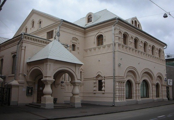 Матрёшка — это не только традиционная русская игрушка, но и символ народного искусства Матрёшка — это не только традиционная русская игрушка, но и символ народного искусства