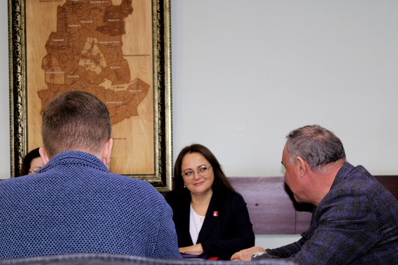 Юрий Астахов: Сегодня наш Щигровский район с рабочим визитом посетил Председатель совета регионального отделения Российского движения детей и молодежи «Движение Первых» Курской области Максим Владимирович Щедрин Юрий Астахов: Сегодня наш Щигровский район с рабочим визитом посетил Председатель совета регионального отделения Российского движения детей и молодежи «Движение Первых» Курской области Максим Владимирович Щедрин