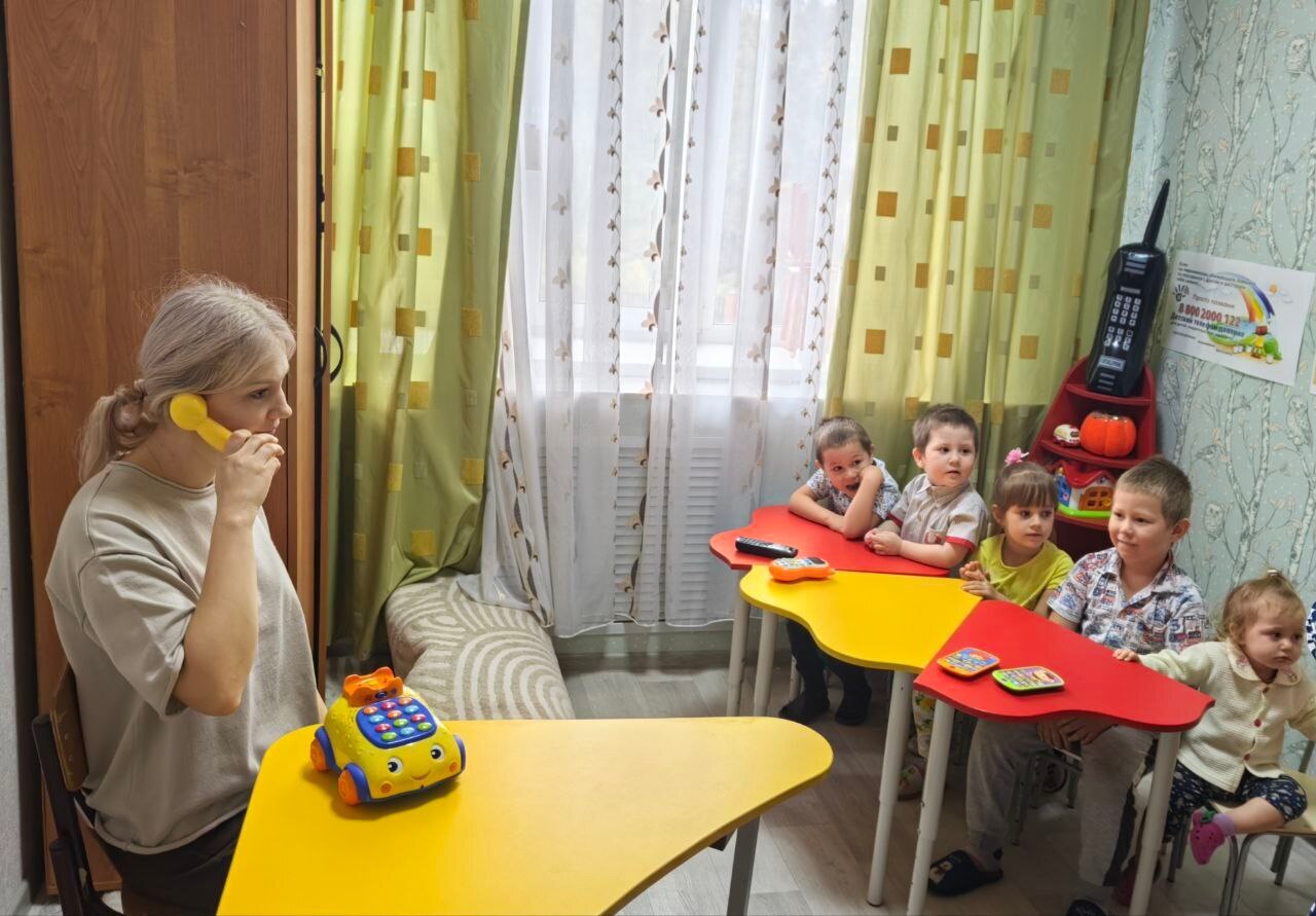 В Охочевском центре «Непоседы» в рамках Комплекса мер «Развитие системы обеспечения безопасности детей, пострадавших от жестокого обращения» прошло познавательное занятие «Позвони – мы рядом!» В Охочевском центре «Непоседы» в рамках Комплекса мер «Развитие системы обеспечения безопасности детей, пострадавших от жестокого обращения» прошло познавательное занятие «Позвони – мы рядом!»