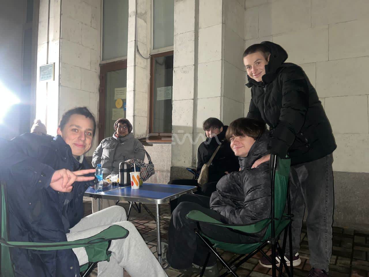 Куряне ночью выстроились в очередь, чтобы купить билеты на «Ревизора» с Машковым Куряне ночью выстроились в очередь, чтобы купить билеты на «Ревизора» с Машковым