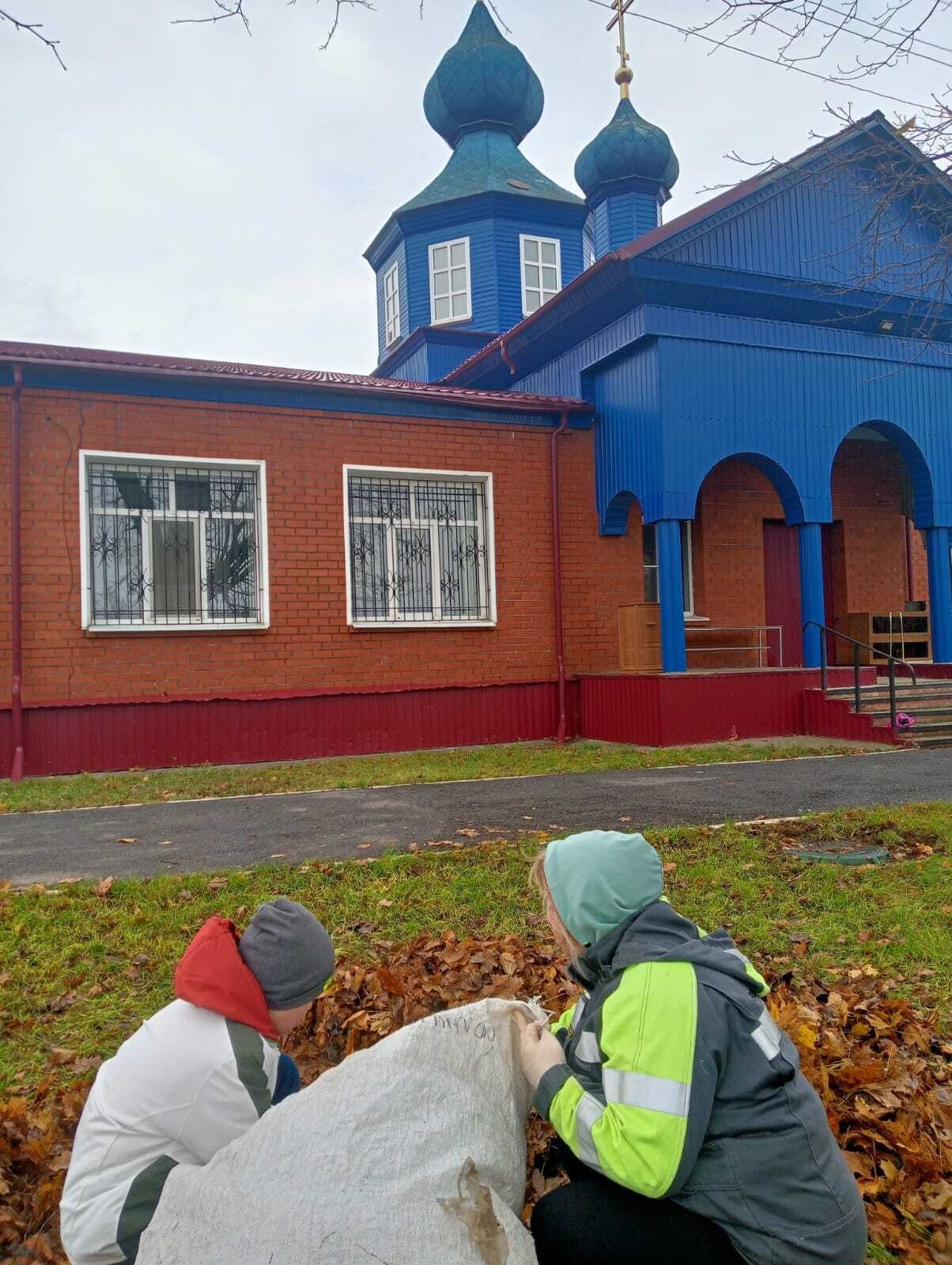 В Октябрьском районе прошла добровольческая акция по уборке прилегающей территории храма Нерукотворного Образа в поселке Прямицыно В Октябрьском районе прошла добровольческая акция по уборке прилегающей территории храма Нерукотворного Образа в поселке Прямицыно