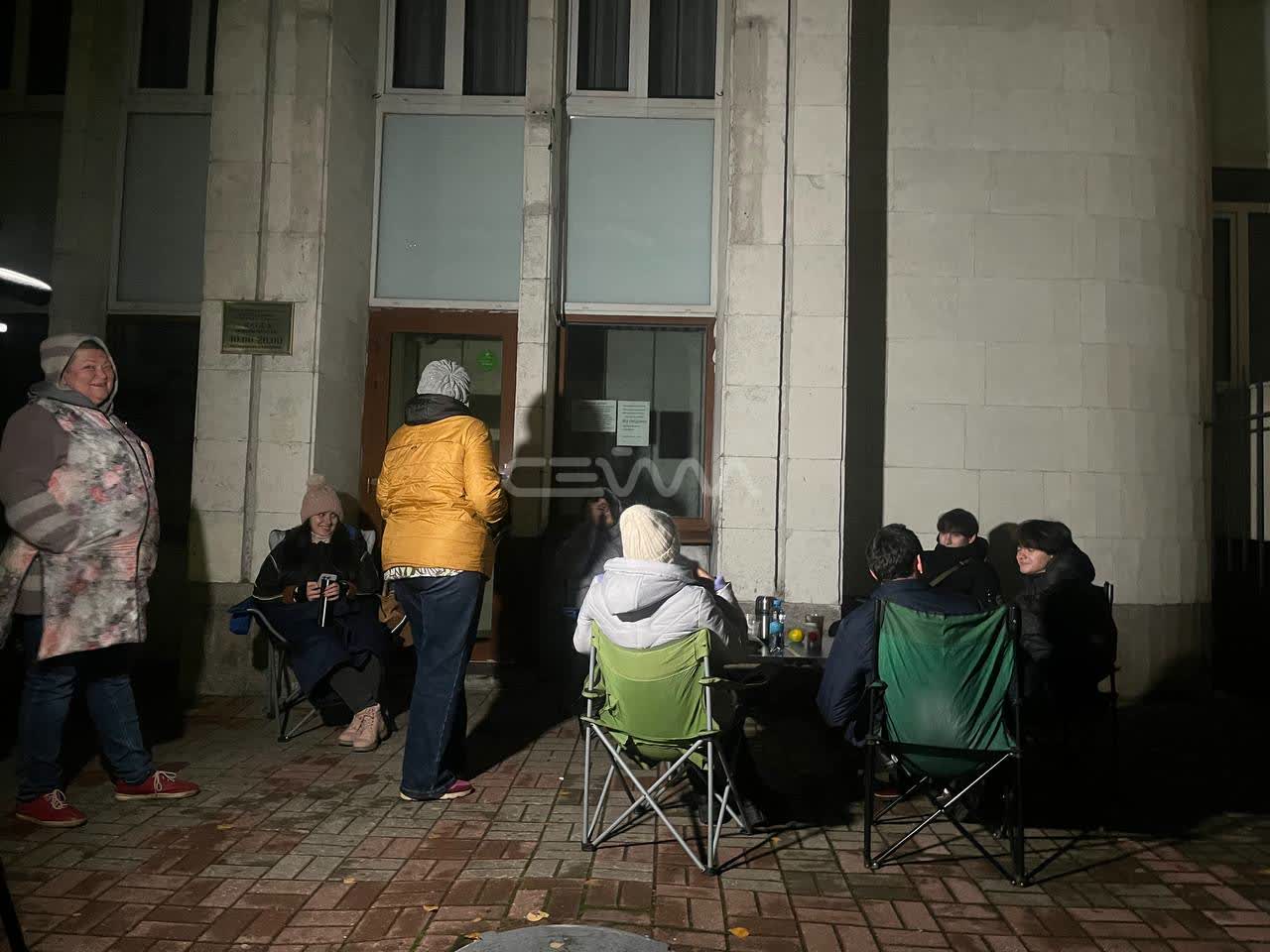 Куряне ночью выстроились в очередь, чтобы купить билеты на «Ревизора» с Машковым Куряне ночью выстроились в очередь, чтобы купить билеты на «Ревизора» с Машковым