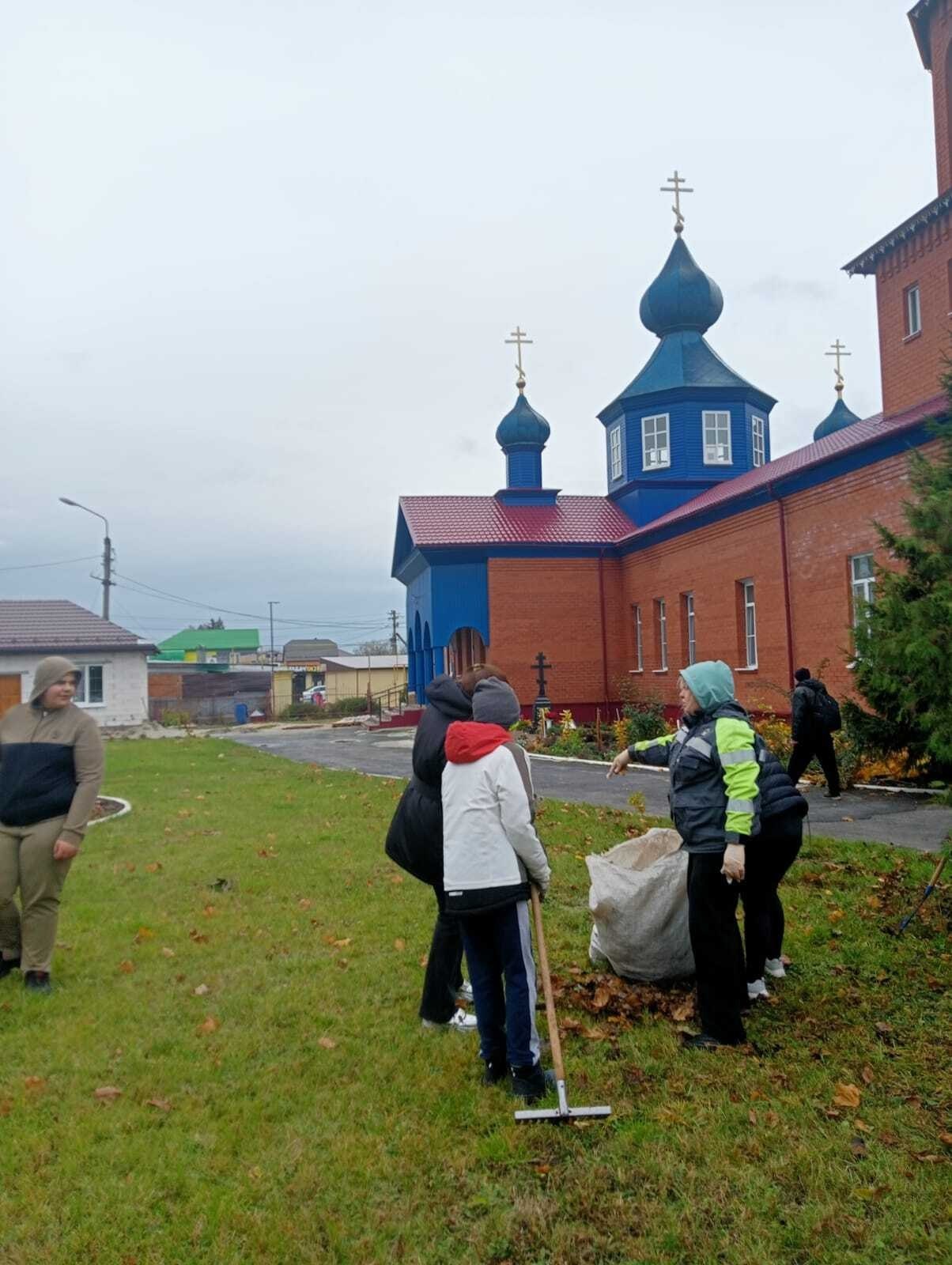 В Октябрьском районе прошла добровольческая акция по уборке прилегающей территории храма Нерукотворного Образа в поселке Прямицыно В Октябрьском районе прошла добровольческая акция по уборке прилегающей территории храма Нерукотворного Образа в поселке Прямицыно