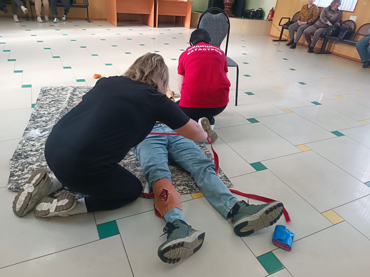 Сотрудники Территориального центра медицины катастроф Курской областной больницы провели мастер-класс по обучению первой помощи для жителей Поныровского района Сотрудники Территориального центра медицины катастроф Курской областной больницы провели мастер-класс по обучению первой помощи для жителей Поныровского района