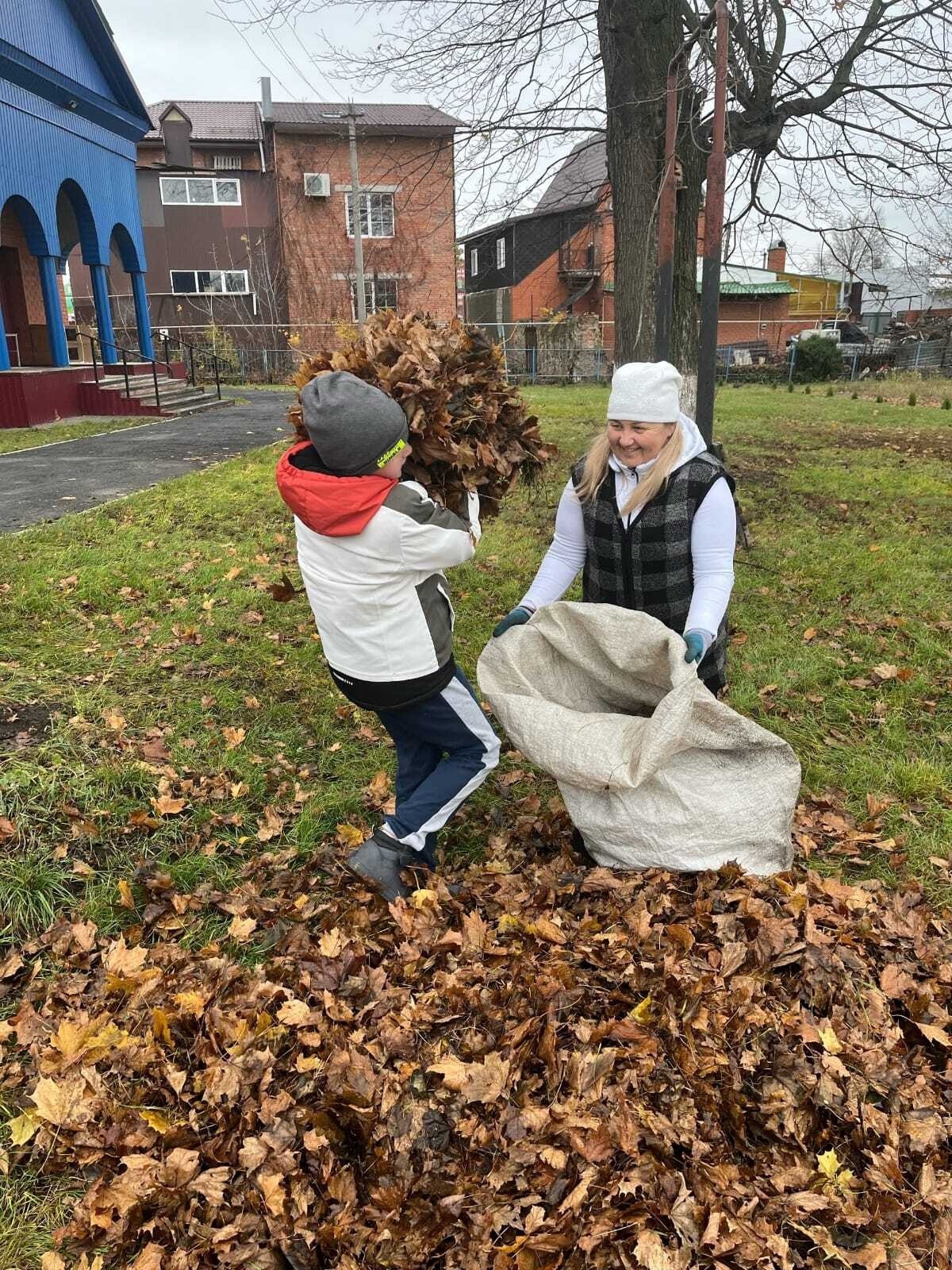 В Октябрьском районе прошла добровольческая акция по уборке прилегающей территории храма Нерукотворного Образа в поселке Прямицыно В Октябрьском районе прошла добровольческая акция по уборке прилегающей территории храма Нерукотворного Образа в поселке Прямицыно