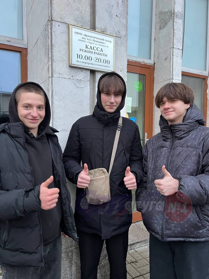 "Во сколько сегодня рассвет? Я первый раз рассвет буду встречать у здания драмтеатра!" Куряне провели всю ночь в очереди за билетами на «Ревизор» с Владимиром Машковым