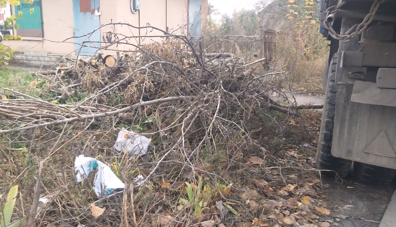 Алексей Клемешов: Сегодня усилиями сотрудников МУП "Льговское" была проведена уборка контейнерной площадки, расположенной на улице Льва Толстого Алексей Клемешов: Сегодня усилиями сотрудников МУП "Льговское" была проведена уборка контейнерной площадки, расположенной на улице Льва Толстого