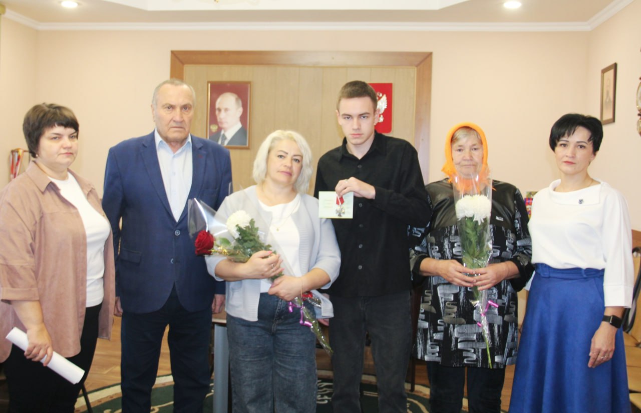 Михаил Игнатов: Сегодня я встретился с семьей Романа Николаевича Михайлова и вручил государственную награду его жене, маме и сыну