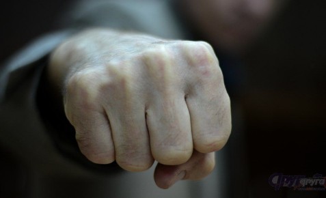 Компания подростков проходила мимо пожилой женщины