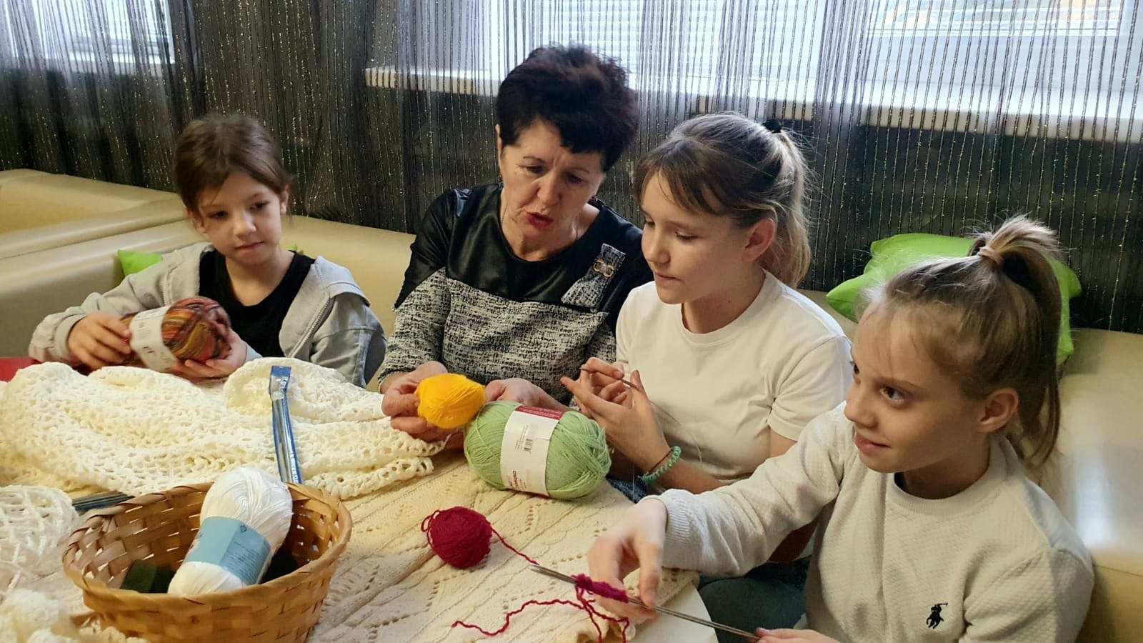 «Вяжем вместе с бабушкой» - под таким лозунгом в День бабушек и дедушек в Щигровском центре соцпомощи «Импульс» прошла встреча воспитанников и участников проекта «Курское долголетие» района «Вяжем вместе с бабушкой» - под таким лозунгом в День бабушек и дедушек в Щигровском центре соцпомощи «Импульс» прошла встреча воспитанников и участников проекта «Курское долголетие» района