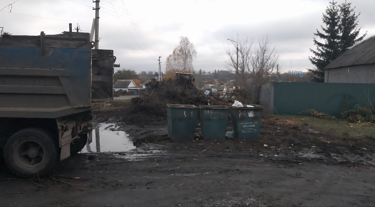 Алексей Клемешов: Сегодня усилиями сотрудников МУП "Льговское" была проведена уборка контейнерной площадки, расположенной на улице Льва Толстого