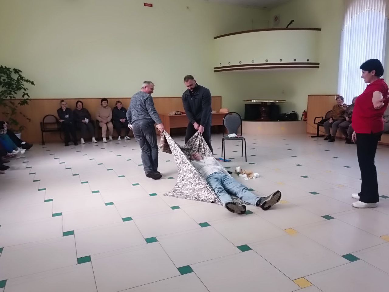 Сотрудники Территориального центра медицины катастроф Курской областной больницы провели мастер-класс по обучению первой помощи для жителей Поныровского района Сотрудники Территориального центра медицины катастроф Курской областной больницы провели мастер-класс по обучению первой помощи для жителей Поныровского района