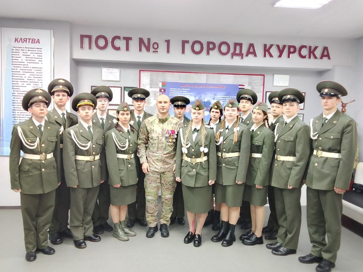 Участник СВО провел урок патриотизма на Посту №1 Участник СВО провел урок патриотизма на Посту №1