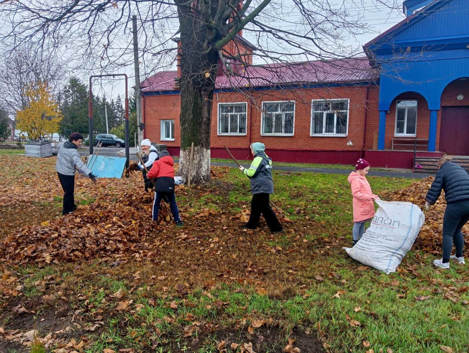 В Октябрьском районе прошла добровольческая акция по уборке прилегающей территории храма Нерукотворного Образа в поселке Прямицыно В Октябрьском районе прошла добровольческая акция по уборке прилегающей территории храма Нерукотворного Образа в поселке Прямицыно