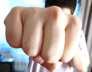 В Курске подросток ударил женщину за замечание