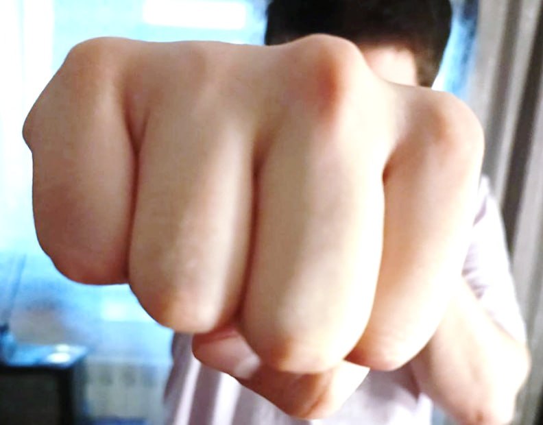 В Курске подросток ударил женщину за замечание