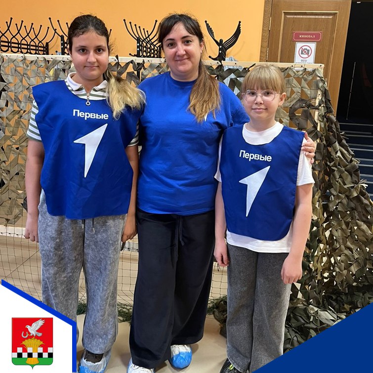 Активисты первичного отделения «Движения Первых» Дома детского творчества вместе со своим куратором Ириной Викторовной Крючковой, педагогами Дома детского творчества и сотрудниками кинотеатра «Родина» сегодня плели...