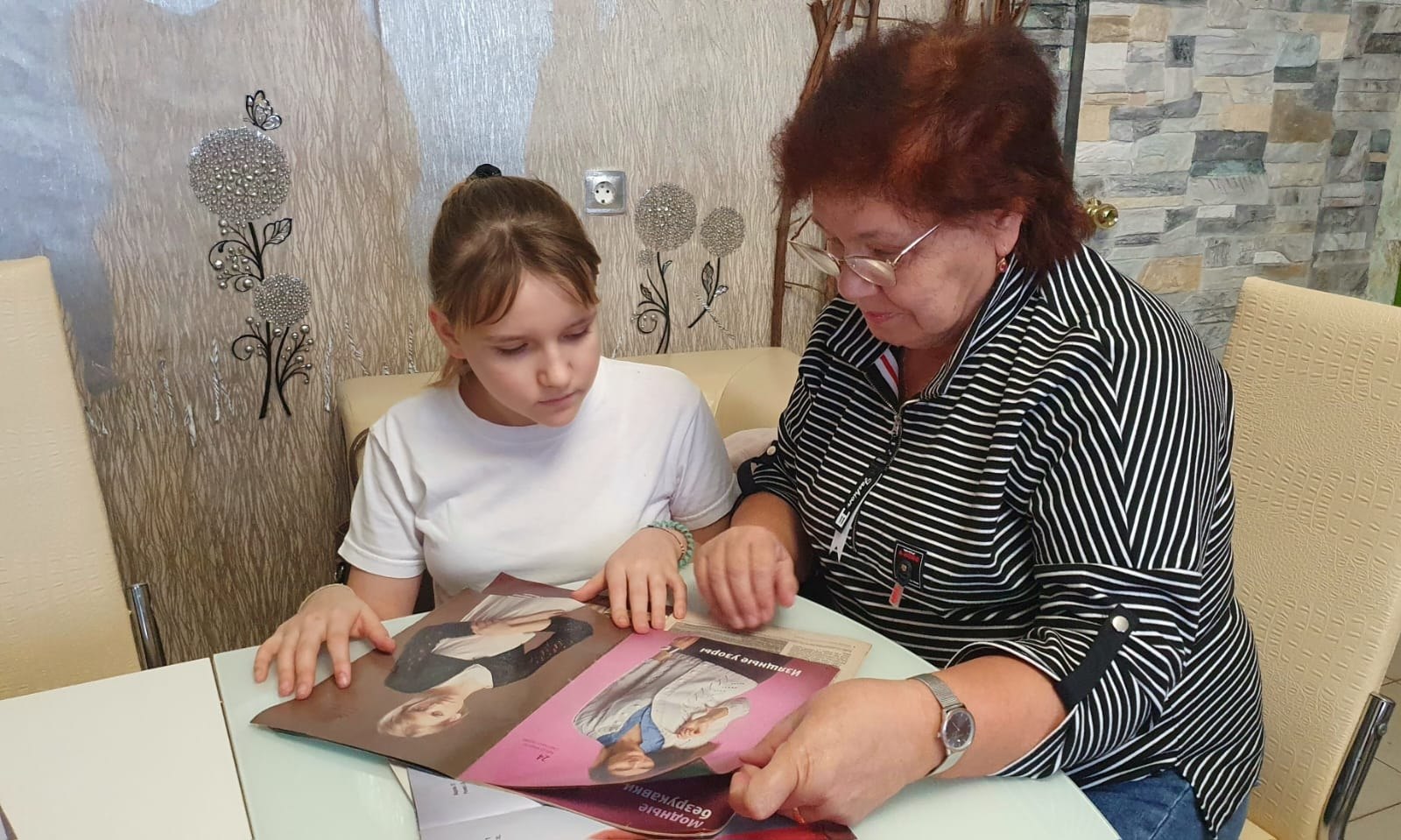 «Вяжем вместе с бабушкой» - под таким лозунгом в День бабушек и дедушек в Щигровском центре соцпомощи «Импульс» прошла встреча воспитанников и участников проекта «Курское долголетие» района «Вяжем вместе с бабушкой» - под таким лозунгом в День бабушек и дедушек в Щигровском центре соцпомощи «Импульс» прошла встреча воспитанников и участников проекта «Курское долголетие» района