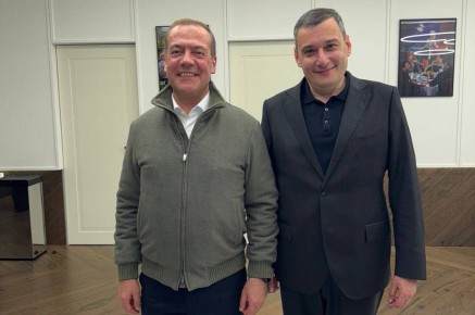 Медведев пошутил с Хинштейном и проехался по Курску за рулём