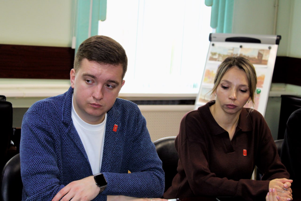 Юрий Астахов: Сегодня наш Щигровский район с рабочим визитом посетил Председатель совета регионального отделения Российского движения детей и молодежи «Движение Первых» Курской области Максим Владимирович Щедрин Юрий Астахов: Сегодня наш Щигровский район с рабочим визитом посетил Председатель совета регионального отделения Российского движения детей и молодежи «Движение Первых» Курской области Максим Владимирович Щедрин