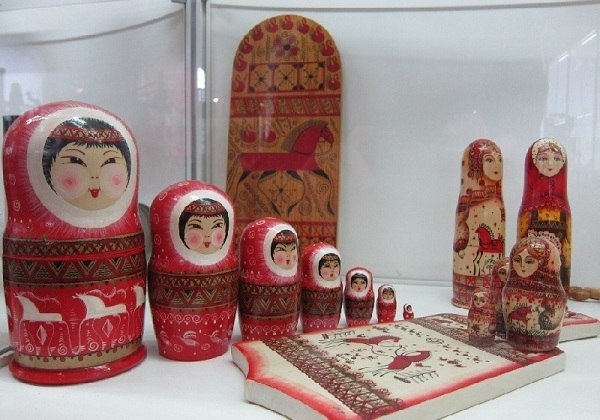 Матрёшка — это не только традиционная русская игрушка, но и символ народного искусства Матрёшка — это не только традиционная русская игрушка, но и символ народного искусства