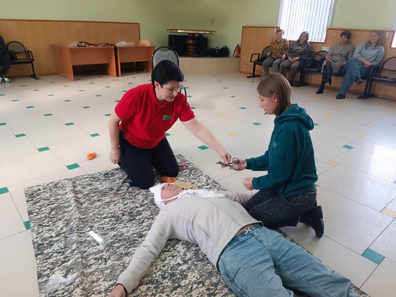 Сотрудники Территориального центра медицины катастроф Курской областной больницы провели мастер-класс по обучению первой помощи для жителей Поныровского района Сотрудники Территориального центра медицины катастроф Курской областной больницы провели мастер-класс по обучению первой помощи для жителей Поныровского района