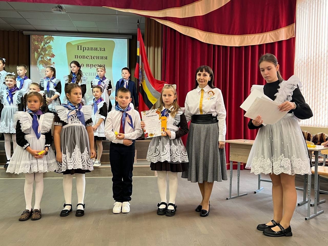 Безопасные каникулы. Перед осенними каникулами муниципальный координатор федерального проекта Навигаторы Детства в Тимском районе Н.В. Степанова и советник директора по воспитанию МКОУ «Тимская СОШ им. Н. В. Черных» И. А.... Безопасные каникулы. Перед осенними каникулами муниципальный координатор федерального проекта Навигаторы Детства в Тимском районе Н.В. Степанова и советник директора по воспитанию МКОУ «Тимская СОШ им. Н. В. Черных» И. А....