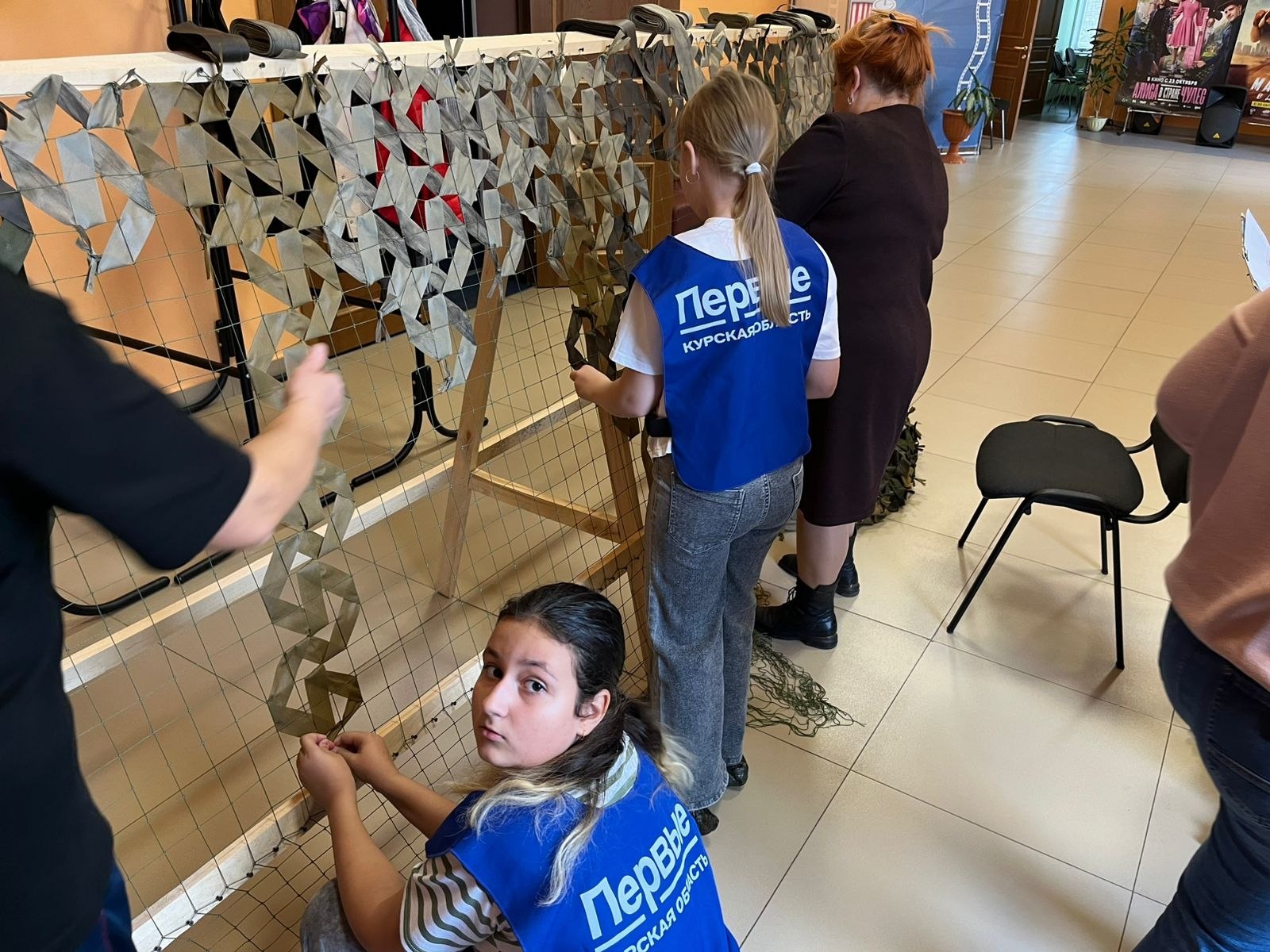 Активисты первичного отделения «Движения Первых» Дома детского творчества вместе со своим куратором Ириной Викторовной Крючковой, педагогами Дома детского творчества и сотрудниками кинотеатра «Родина» сегодня плели... Активисты первичного отделения «Движения Первых» Дома детского творчества вместе со своим куратором Ириной Викторовной Крючковой, педагогами Дома детского творчества и сотрудниками кинотеатра «Родина» сегодня плели...