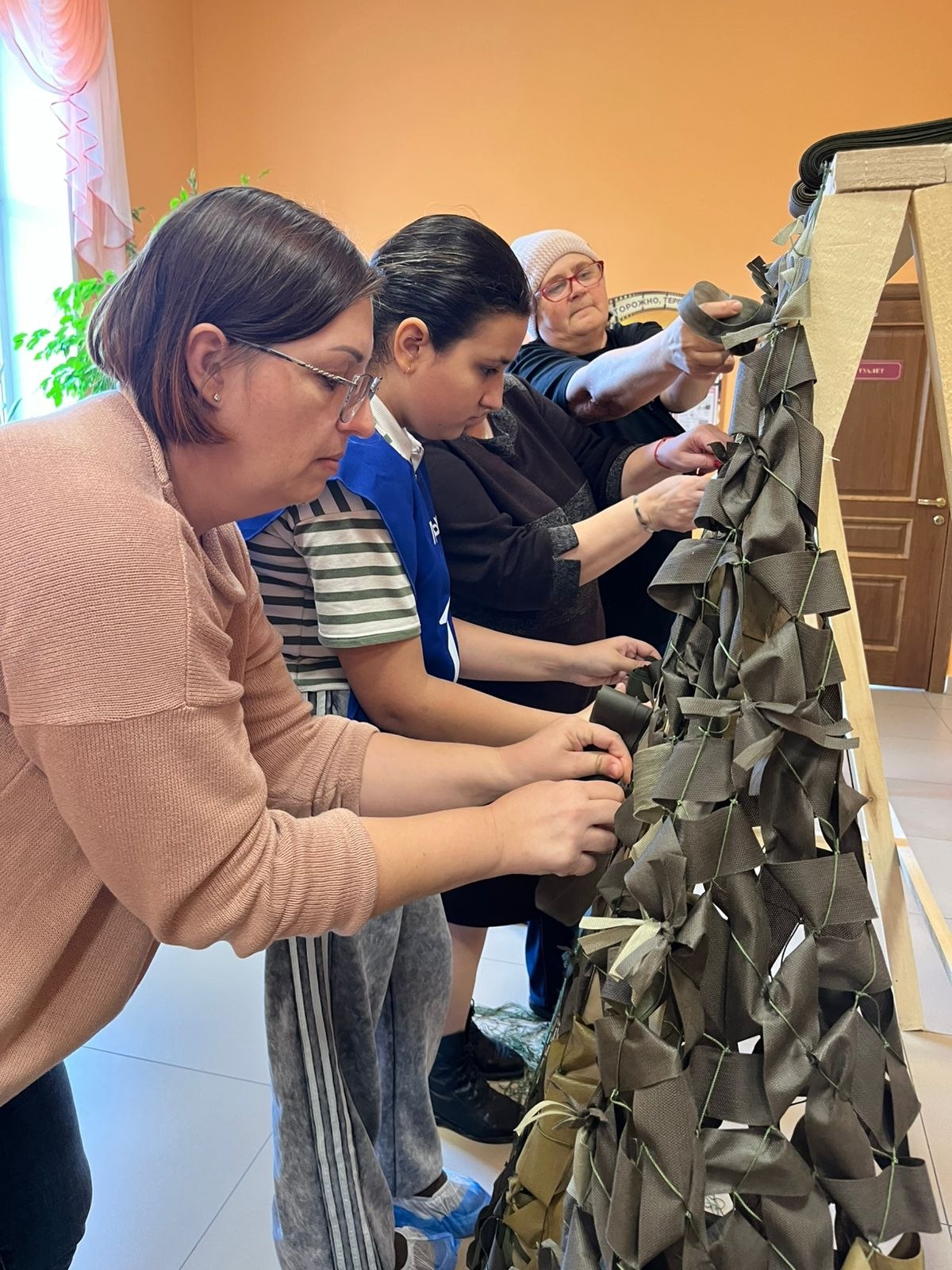 Активисты первичного отделения «Движения Первых» Дома детского творчества вместе со своим куратором Ириной Викторовной Крючковой, педагогами Дома детского творчества и сотрудниками кинотеатра «Родина» сегодня плели... Активисты первичного отделения «Движения Первых» Дома детского творчества вместе со своим куратором Ириной Викторовной Крючковой, педагогами Дома детского творчества и сотрудниками кинотеатра «Родина» сегодня плели...