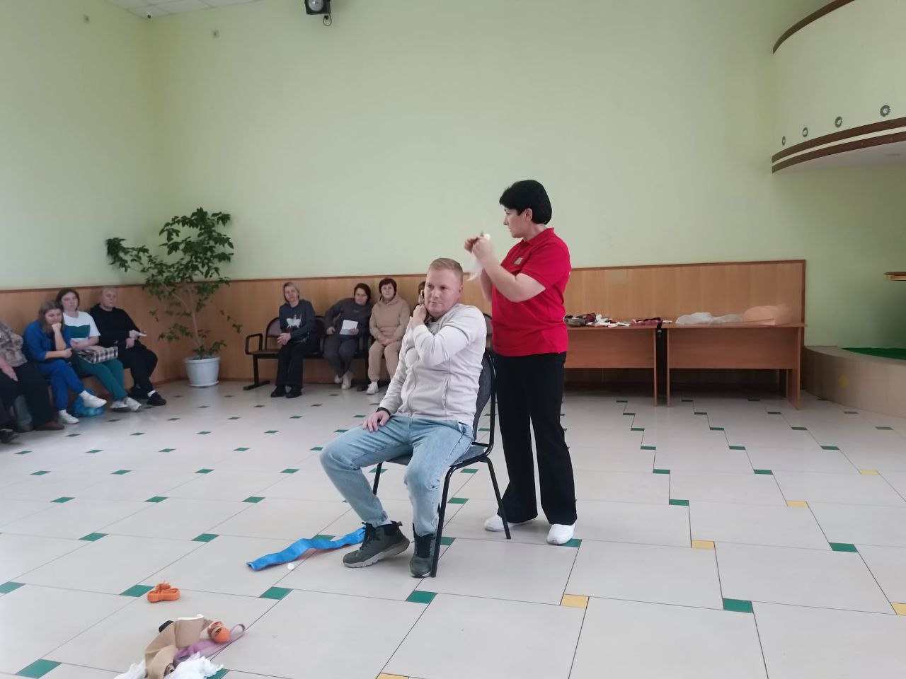 Сотрудники Территориального центра медицины катастроф Курской областной больницы провели мастер-класс по обучению первой помощи для жителей Поныровского района Сотрудники Территориального центра медицины катастроф Курской областной больницы провели мастер-класс по обучению первой помощи для жителей Поныровского района