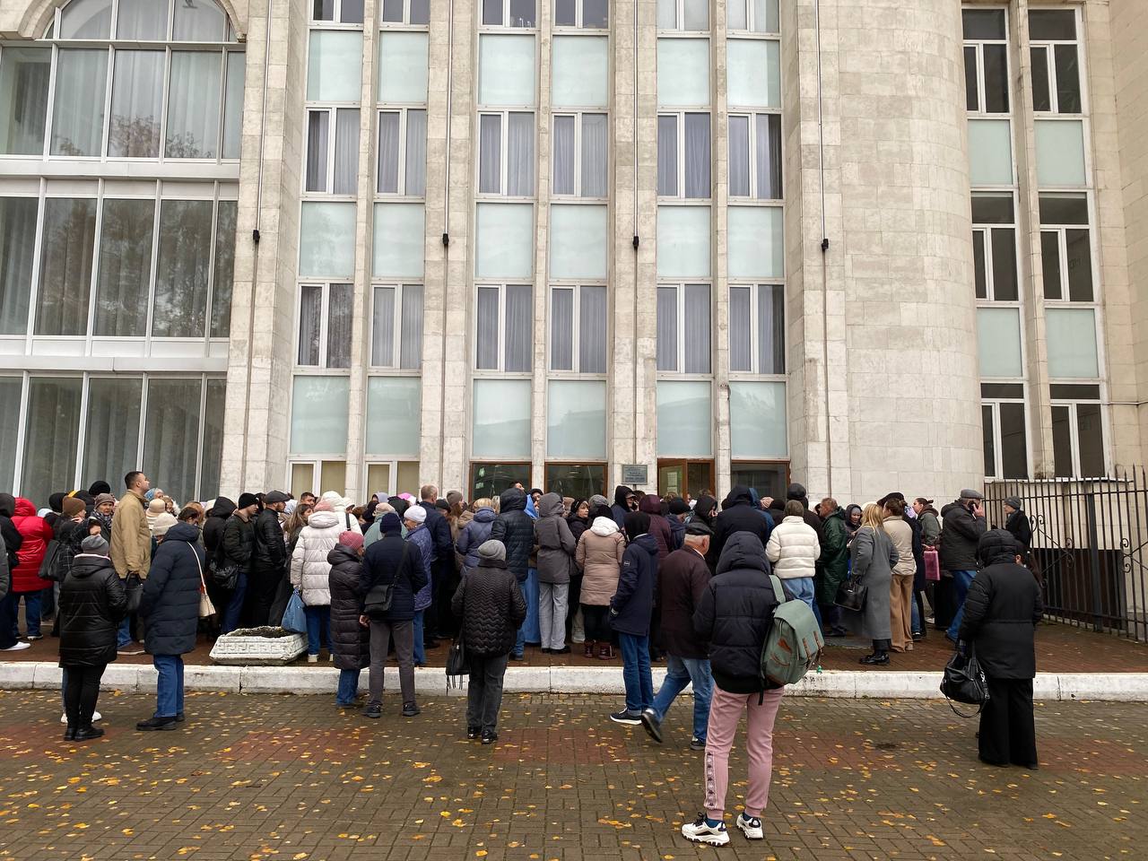 В Курском драмтеатре открыли вторую кассу из-за ажиотажа на билеты В Курском драмтеатре открыли вторую кассу из-за ажиотажа на билеты