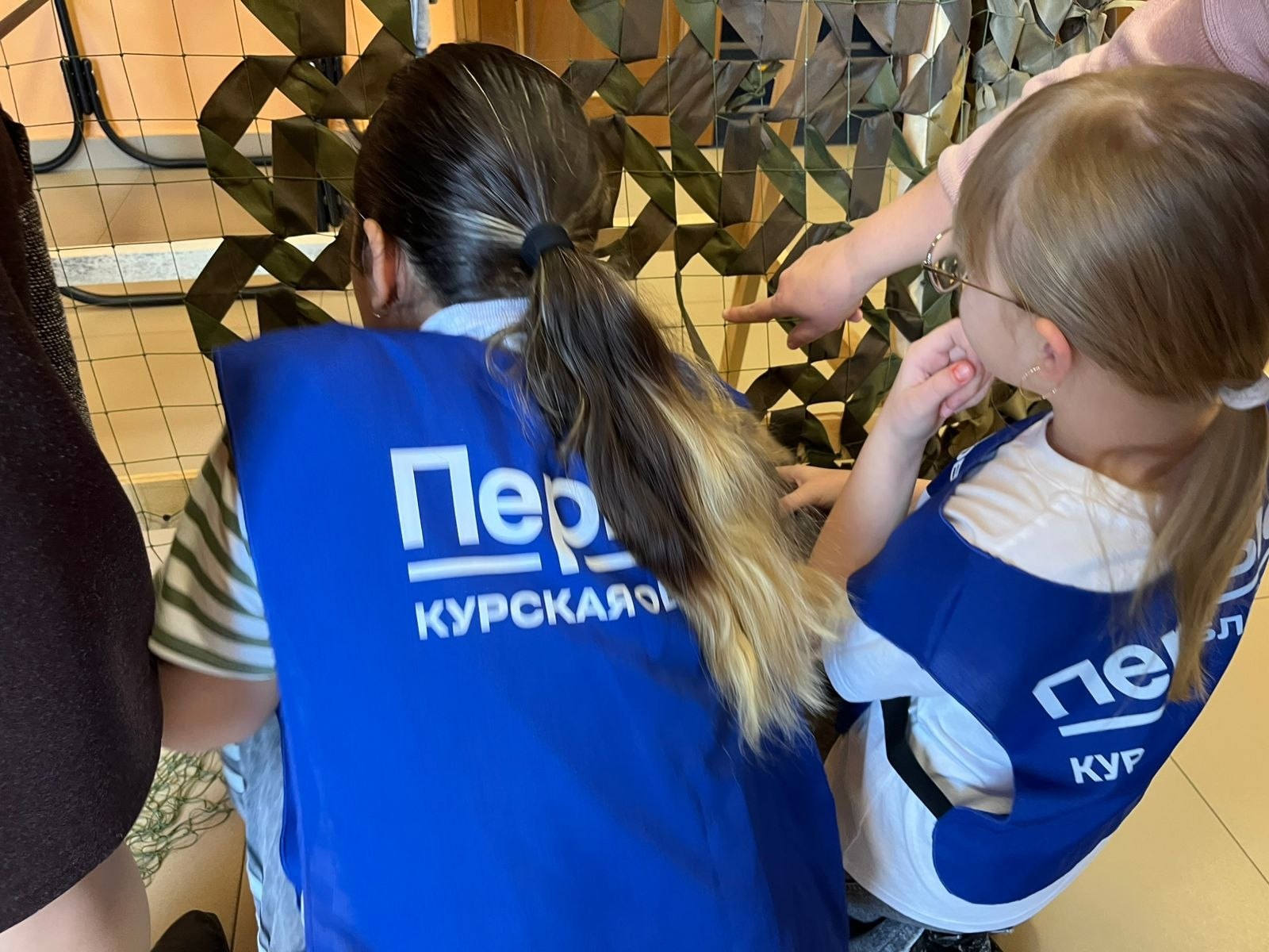 Активисты первичного отделения «Движения Первых» Дома детского творчества вместе со своим куратором Ириной Викторовной Крючковой, педагогами Дома детского творчества и сотрудниками кинотеатра «Родина» сегодня плели... Активисты первичного отделения «Движения Первых» Дома детского творчества вместе со своим куратором Ириной Викторовной Крючковой, педагогами Дома детского творчества и сотрудниками кинотеатра «Родина» сегодня плели...