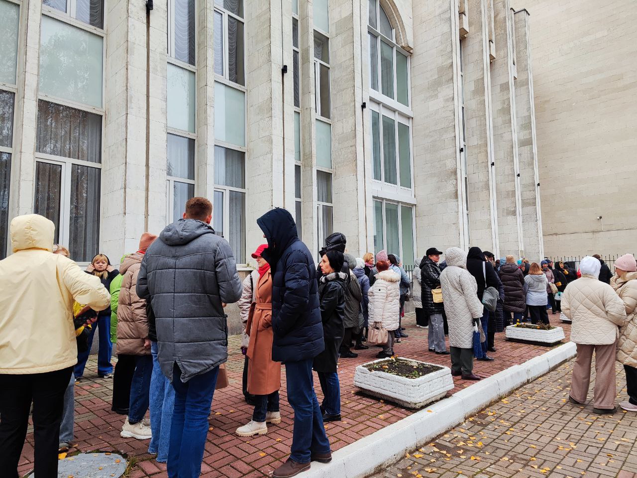 Куряне ждут продажу билетов на "Ревизора" с Машковым Куряне ждут продажу билетов на "Ревизора" с Машковым