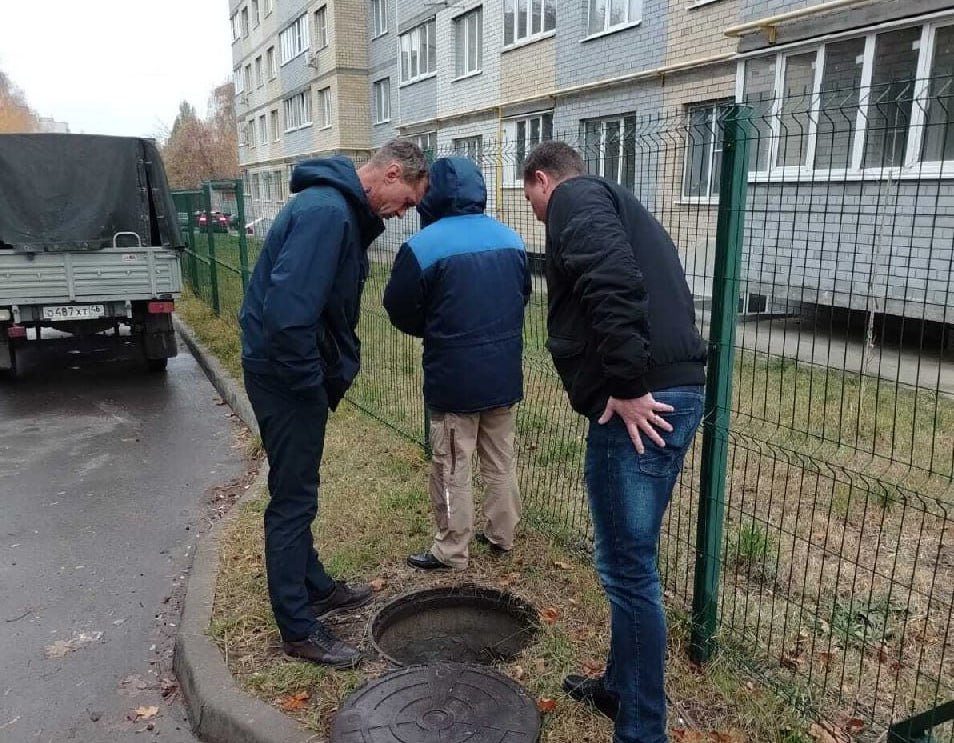 Порыв трубы в подвале дома оставил жильцов без воды