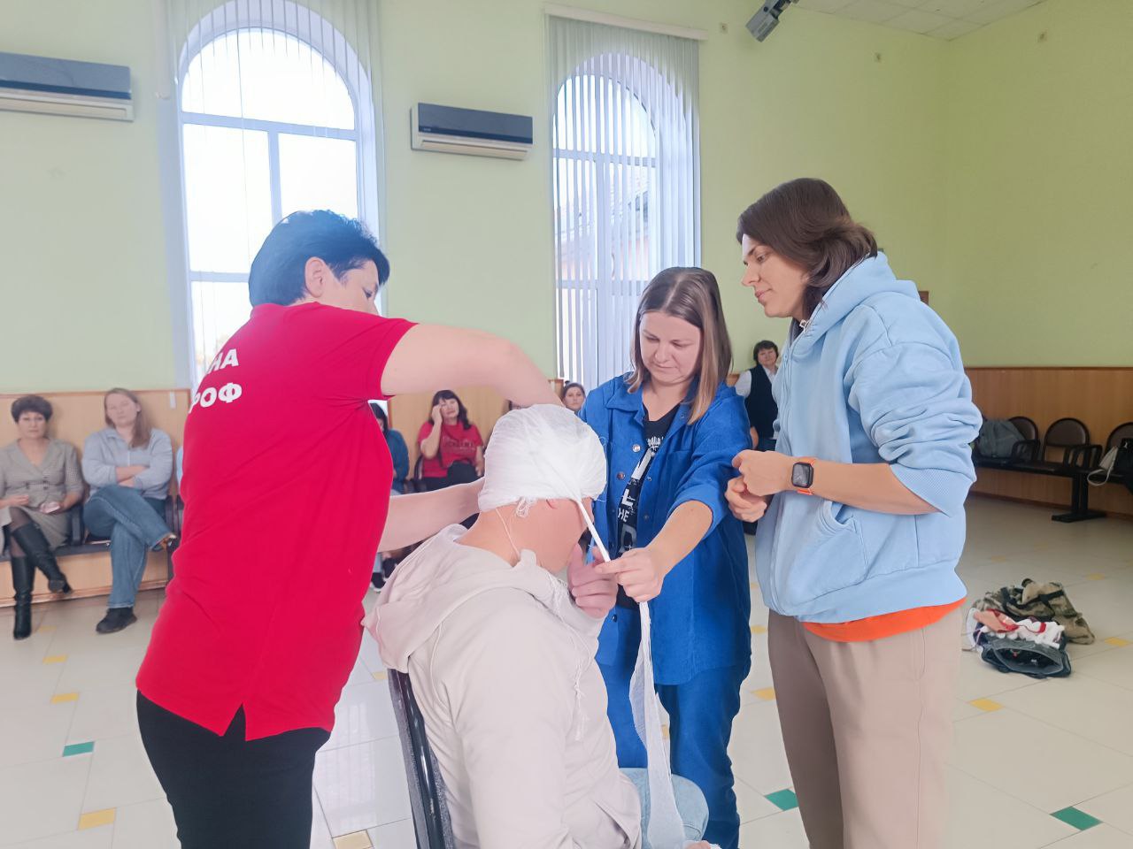 Сотрудники Территориального центра медицины катастроф Курской областной больницы провели мастер-класс по обучению первой помощи для жителей Поныровского района Сотрудники Территориального центра медицины катастроф Курской областной больницы провели мастер-класс по обучению первой помощи для жителей Поныровского района