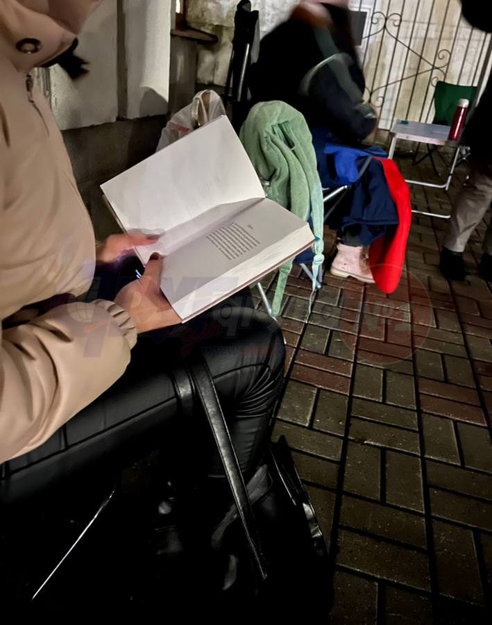 "Во сколько сегодня рассвет? Я первый раз рассвет буду встречать у здания драмтеатра!" Куряне провели всю ночь в очереди за билетами на «Ревизор» с Владимиром Машковым "Во сколько сегодня рассвет? Я первый раз рассвет буду встречать у здания драмтеатра!" Куряне провели всю ночь в очереди за билетами на «Ревизор» с Владимиром Машковым