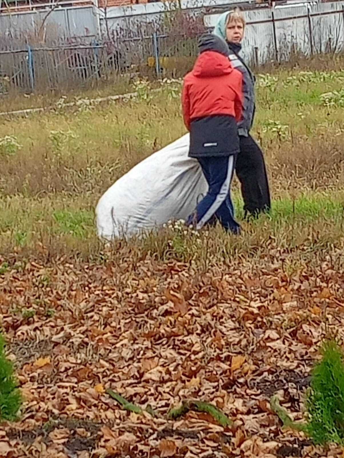В Октябрьском районе прошла добровольческая акция по уборке прилегающей территории храма Нерукотворного Образа в поселке Прямицыно В Октябрьском районе прошла добровольческая акция по уборке прилегающей территории храма Нерукотворного Образа в поселке Прямицыно