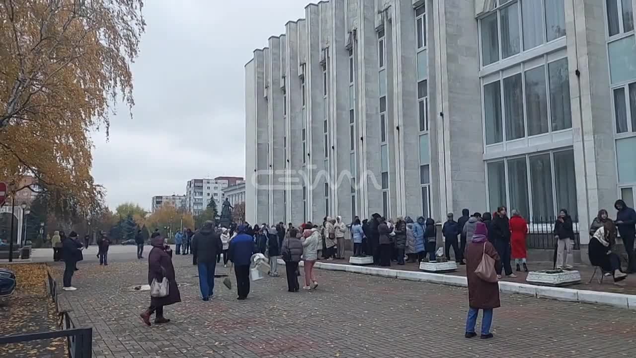 Возле курского драмтеатра сейчас так