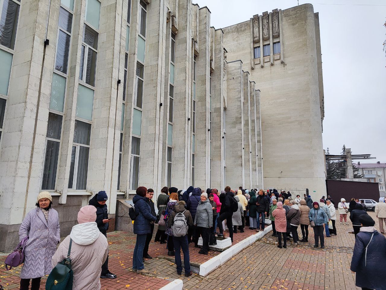 Куряне ждут продажу билетов на "Ревизора" с Машковым Куряне ждут продажу билетов на "Ревизора" с Машковым