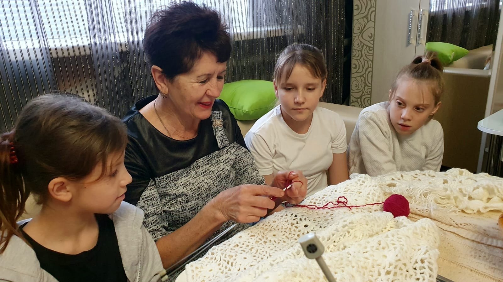 «Вяжем вместе с бабушкой» - под таким лозунгом в День бабушек и дедушек в Щигровском центре соцпомощи «Импульс» прошла встреча воспитанников и участников проекта «Курское долголетие» района «Вяжем вместе с бабушкой» - под таким лозунгом в День бабушек и дедушек в Щигровском центре соцпомощи «Импульс» прошла встреча воспитанников и участников проекта «Курское долголетие» района