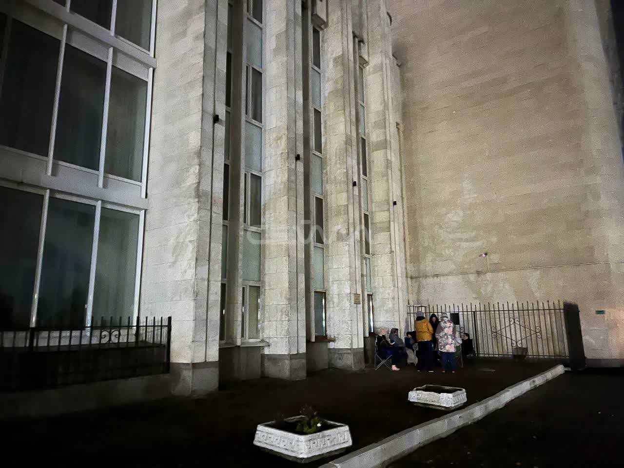 Куряне ночью выстроились в очередь, чтобы купить билеты на «Ревизора» с Машковым Куряне ночью выстроились в очередь, чтобы купить билеты на «Ревизора» с Машковым