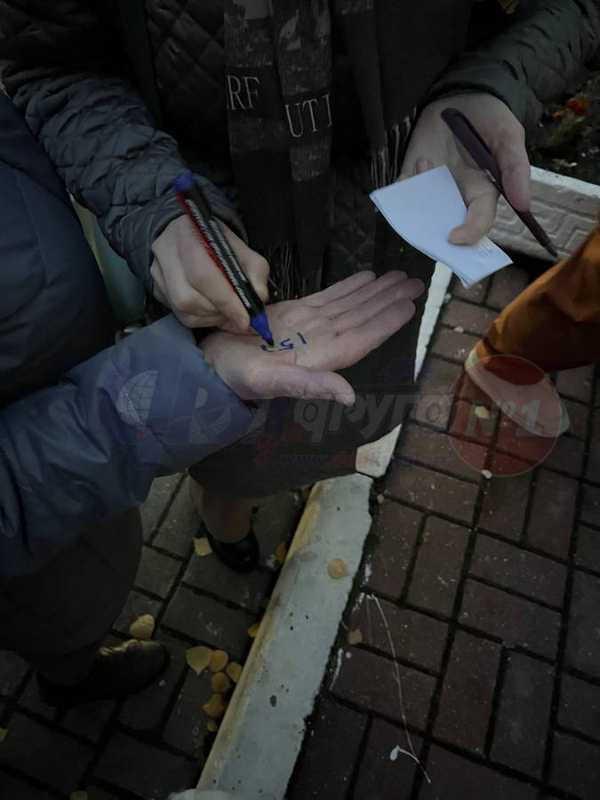 "Во сколько сегодня рассвет? Я первый раз рассвет буду встречать у здания драмтеатра!" Куряне провели всю ночь в очереди за билетами на «Ревизор» с Владимиром Машковым "Во сколько сегодня рассвет? Я первый раз рассвет буду встречать у здания драмтеатра!" Куряне провели всю ночь в очереди за билетами на «Ревизор» с Владимиром Машковым